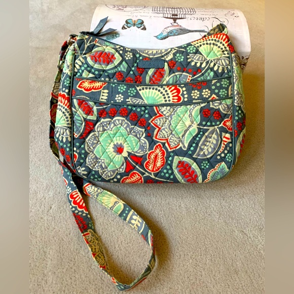 Vera Bradley Handbags - Great condition Vera Bradley flora crossbody/shoulder bag with adjustable straps